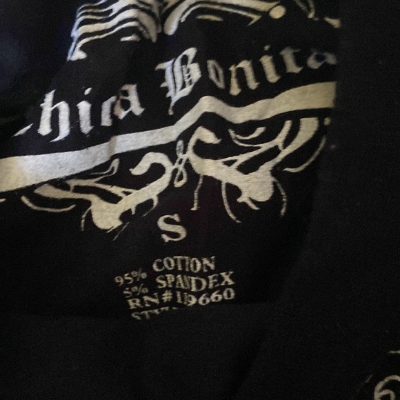 NWT Chica Bonita Black T-shirt with artsy Skull & Crossbones - Picture 3 of 4